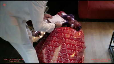 مورې، ما خپل د کرسمس تحفه ترلاسه کړه د وریښمو شین ویښتو مور کتیا د لوی آس سره د چرګ په اړه لیونۍ